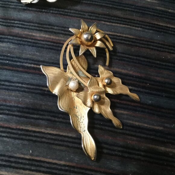 Lot of vintage brooches, clip on earrings and a couple necklaces different sizes - Picture 12 of 16